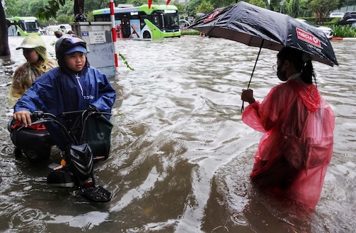 Due to heavy rain, Tran Duy Hung Street (Hanoi) was deeply flooded from the intersection with Hoang Dao Thuy to Big C Thang Long. Photo: To The