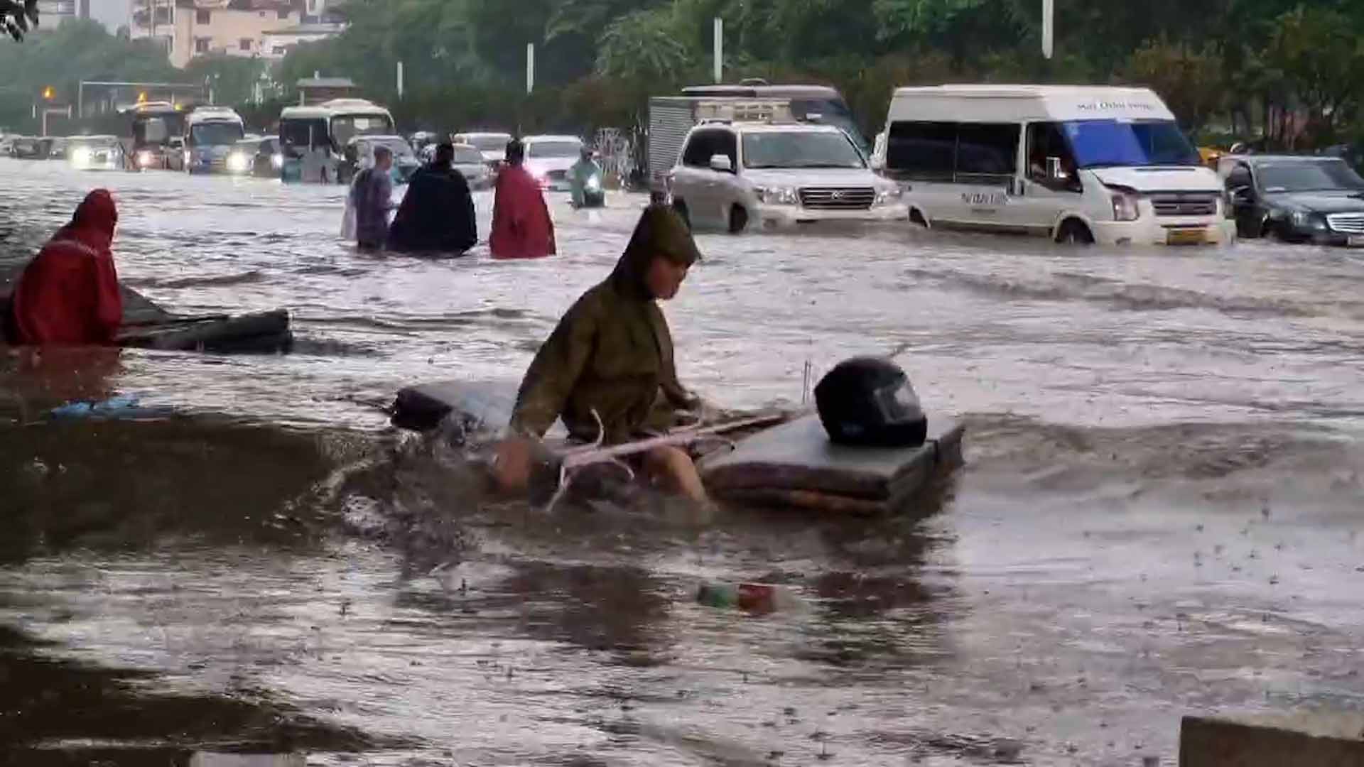 大雨の後、苦境に立たされた住民が海で働く