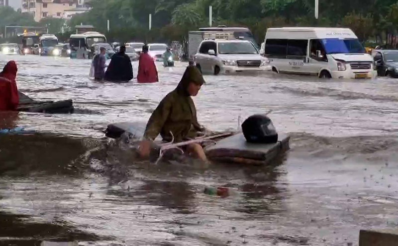 People suffer to go to work in water after heavy rain
