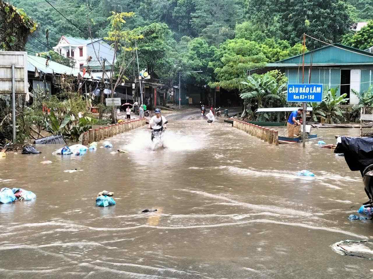 Lu quay tro lai gay ngap gan khu vuc Benh vien da khoa Bao Lam. Anh: Tan Van