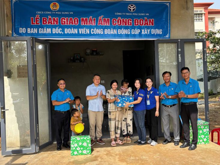 푸숭 회사 노동조합은 특별히 어려운 상황에 처한 노동자 가정에 노동조합의 집을 전달했습니다. 사진: 회사 노동조합