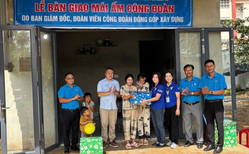 Pou Sung Company's Trade Union handed over the Trade Union Shelter to a worker's family in especially difficult circumstances. Photo: Company Union