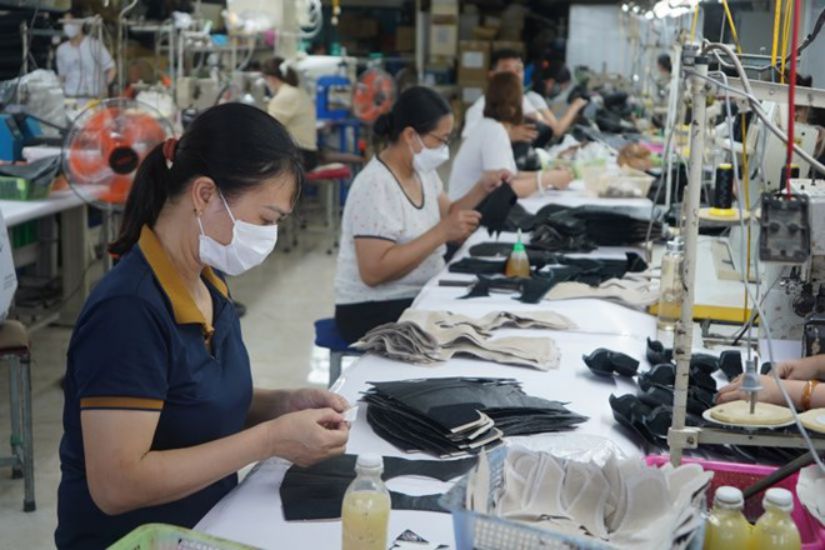 Workers of Nhat Hung Company Limited (Hai Phong City) during the production shift. Photo: Mai Dung