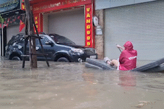 Heavy rain caused deep flooding in Hanoi, people used mattresses as a means of transportation.