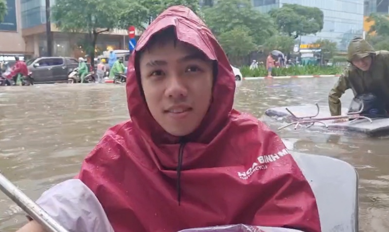 Anh Khuc Trieu Phu khong the di chuyen qua duong Tran Duy Hung de di lam. Vi vay anh da tan dung tam nem cu de lam phuong tien di chuyen. Anh: To The