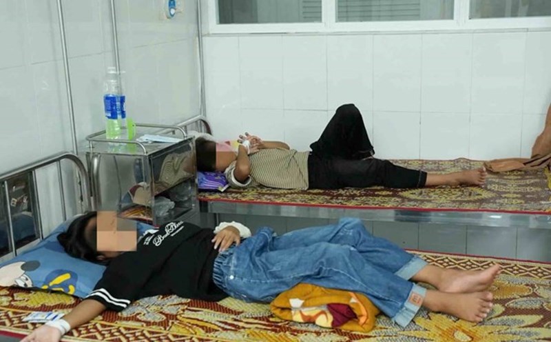 Students suspected of food poisoning were hospitalized after breakfast in Quang Tri. Photo: Cong Sang