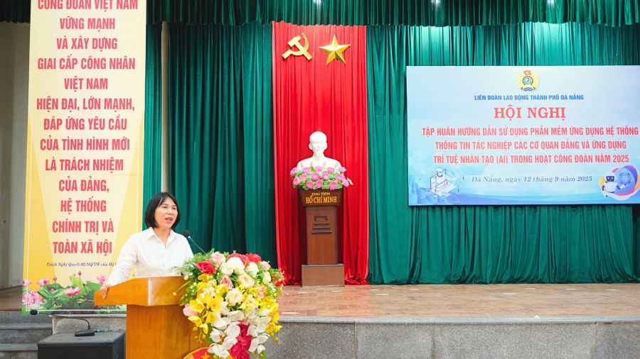 다낭시 노동총연맹은 약 100명의 간부를 대상으로 당 기관 운영 정보 시스템 소프트웨어 사용 및 인공 지능 응용에 대한 교육을 실시했습니다. 사진: 판하