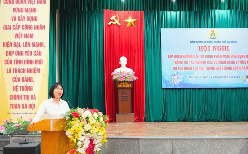 The Da Nang City Labor Federation trained nearly 100 cadres on the use of information systems for operating the work of Party agencies and applying artificial intelligence. Photo: Phan Ha