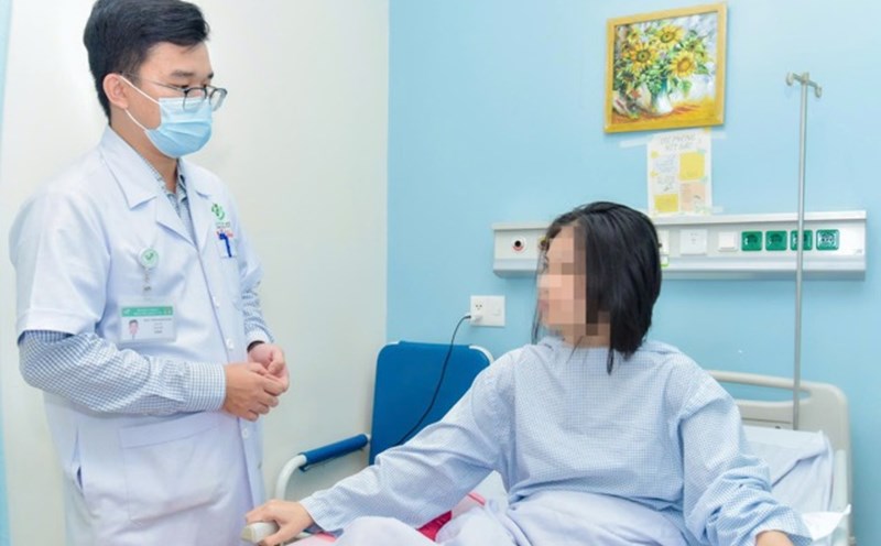 The patient was examined by a doctor after surgery for a multiple traffic accident. Photo: BVCC