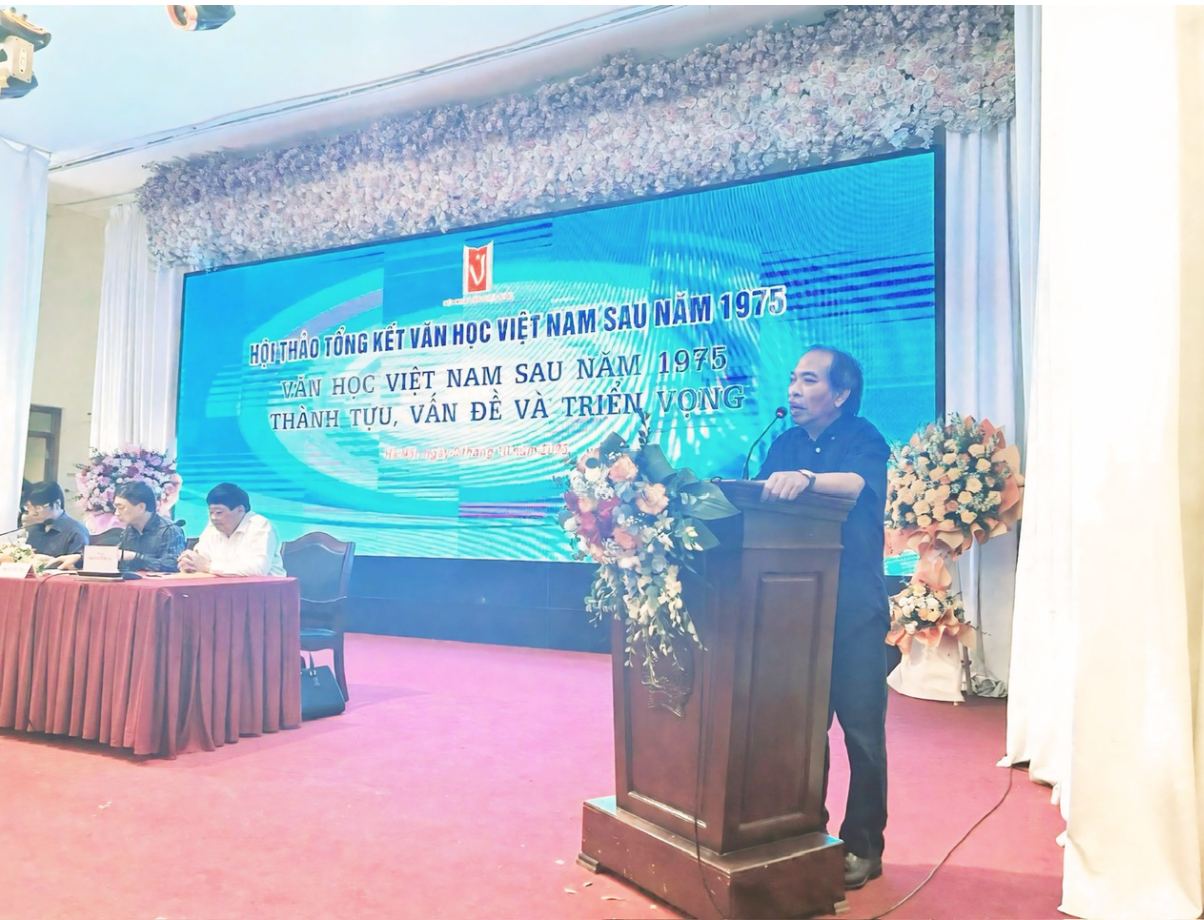 Le poete Nguyen Quang Thieu s'exprime lors de la conference de bilan de la litterature vietnamienne apres 1975 sur le theme « Realisations problemes et perspectives ». Photo : Quynh An