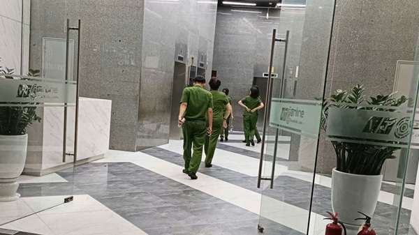 Công an xuất hiện tại tòa nhà có trụ sở công ty của Shark Bình trong đêm. Ảnh: Minh Hạnh 