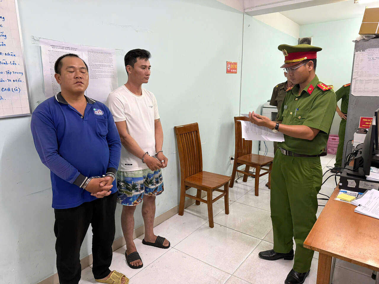 브랜드 상품 판매를 위해 수돗물을 병에 주입 호치민시에서 2명 구속