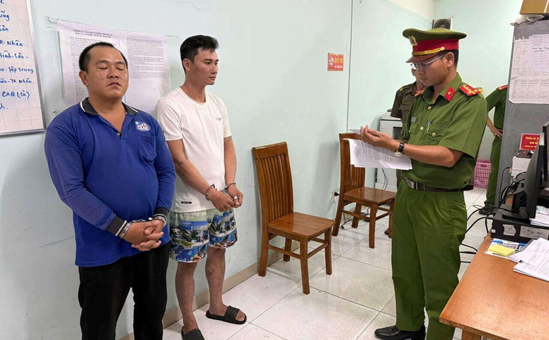 Pumping tap water into a branded hang container for sale, 2 subjects were temporarily detained in Ho Chi Minh City