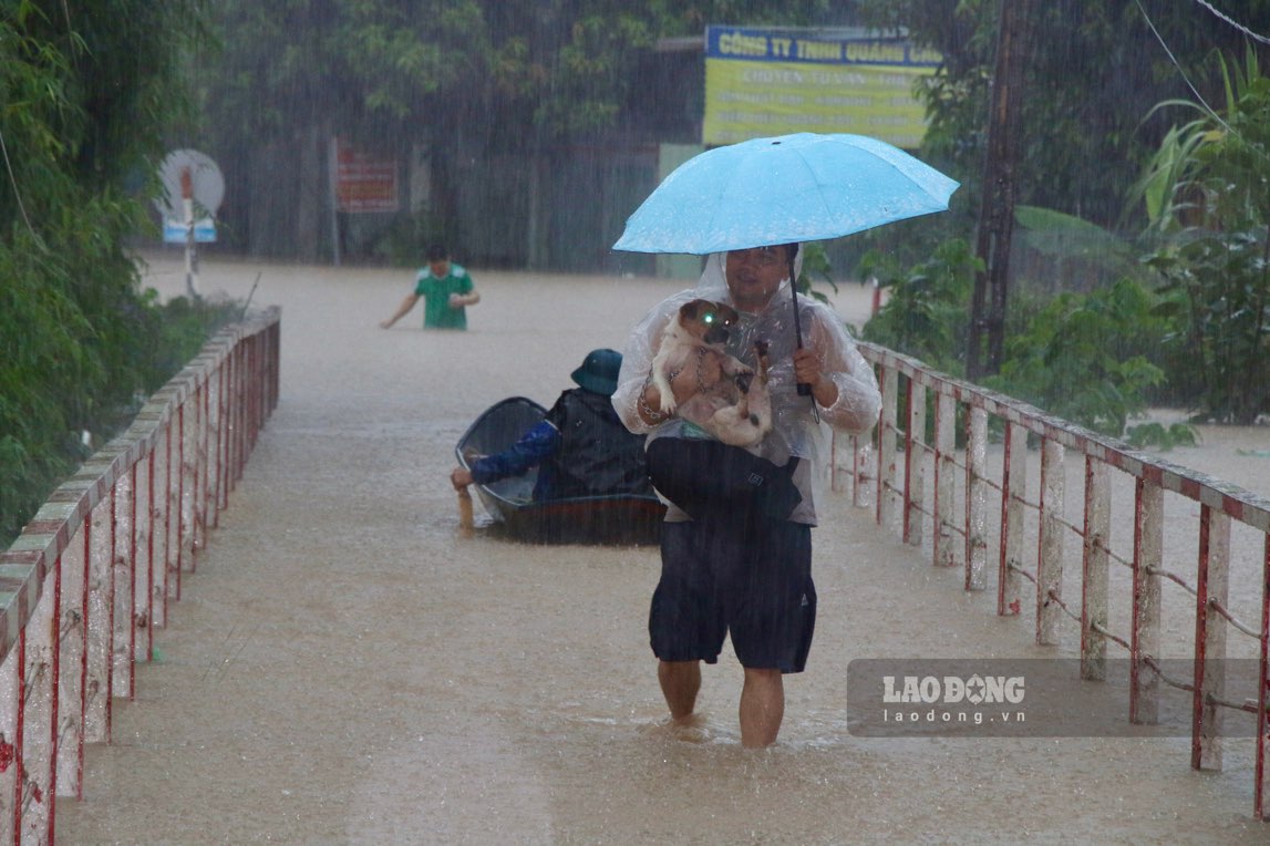 Many streets in Thai Nguyen were deeply flooded. Photo: Viet Bac