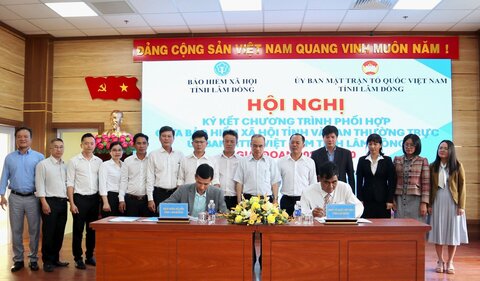 El Comite del Frente de la Patria de Vietnam de la provincia de Lam Dong y el Seguro Social Provincial firman el programa de coordinacion para el periodo 2025-2030 uniendo fuerzas para cuidar la seguridad social en la localidad. Foto: Duc Lam