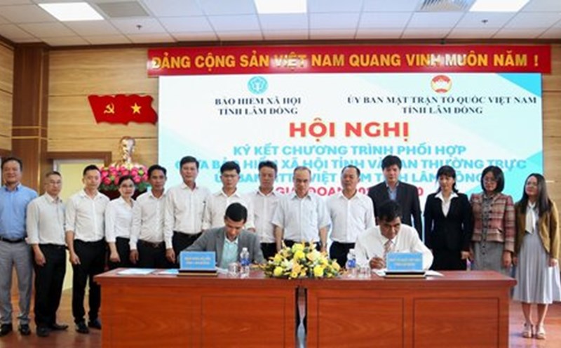 The Vietnam Fatherland Front Committee of Lam Dong province and the Provincial Social Insurance signed a coordination program for the period 2025 - 2030 to join hands in caring for social security in the locality. Photo: Duc Lam