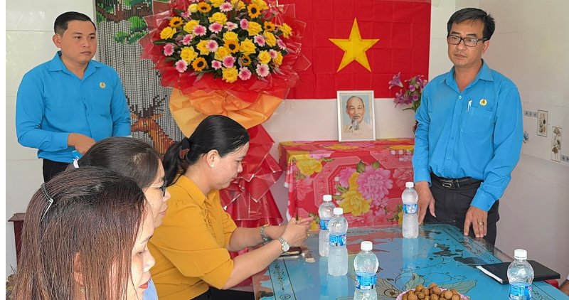 Ong Nguyen Thanh Tam - Uy vien Ban Thuong vu LDLD tinh, Pho ban Cong tac Cong doan, phat bieu tai le ban giao nha Mai am Cong doan. Anh: Hoang Loc