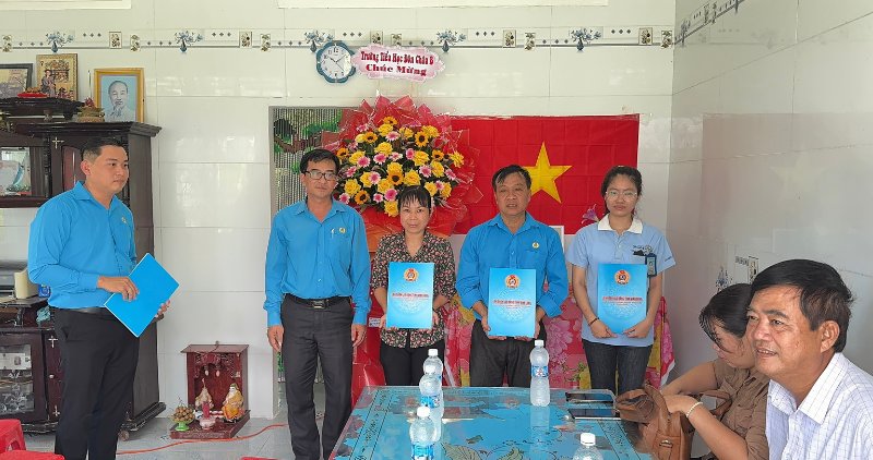 빈롱성 노동총연맹 지도부가 어려운 조합원에게 노동조합의 집 3채와 주택을 전달하고 있습니다. 사진: 호앙록