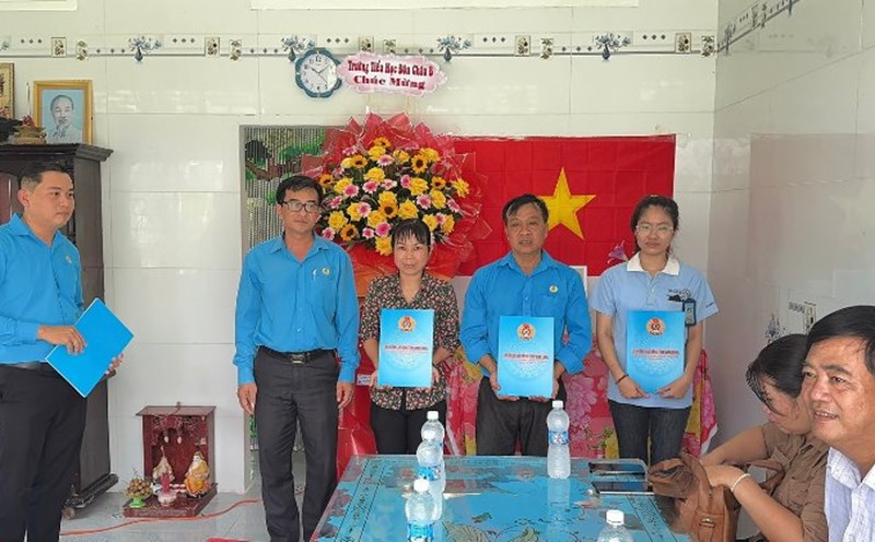 The leaders of the Vinh Long Provincial Federation of Labor handed over 3 Trade Union Shelters to union members in difficult circumstances and houses. Photo: Hoang Loc