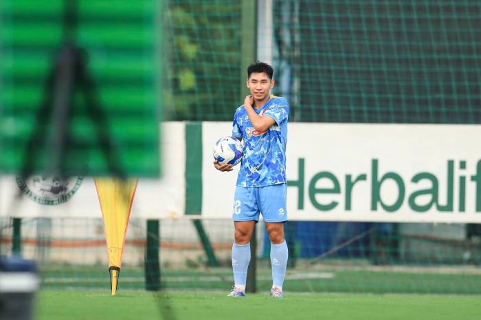 Dinh Xuan Tien va Ngoc My chia tay U23 Viet Nam. Anh: Minh Dan