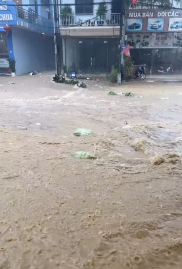 台風11号後の長期にわたる大雨で、10月6日朝、ムオクチャウの街路で水が激しく流されました。写真:Duong Tuyen