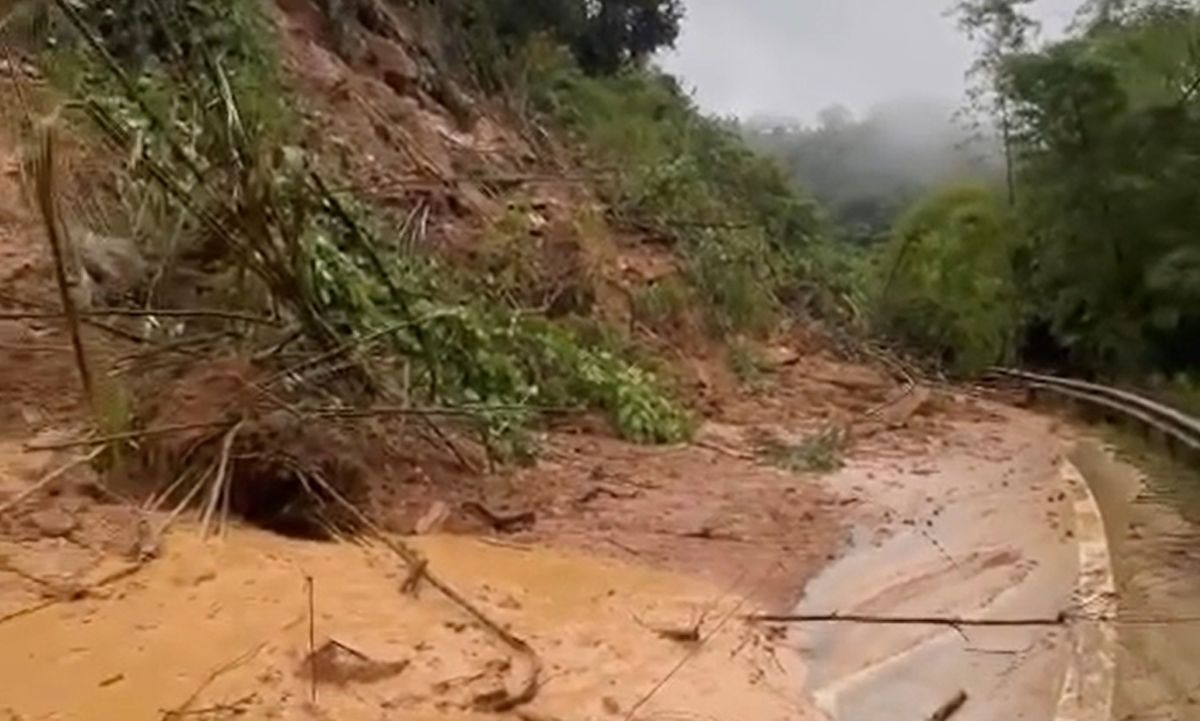 Sat lo tren quoc lo 217, doan qua xa Trung Ha, tinh Thanh Hoa. Anh: Minh Hoang.