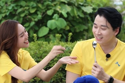 Karik va Ninh Duong Lan Ngoc trong Running Man mua 2. Anh: Nha san xuat