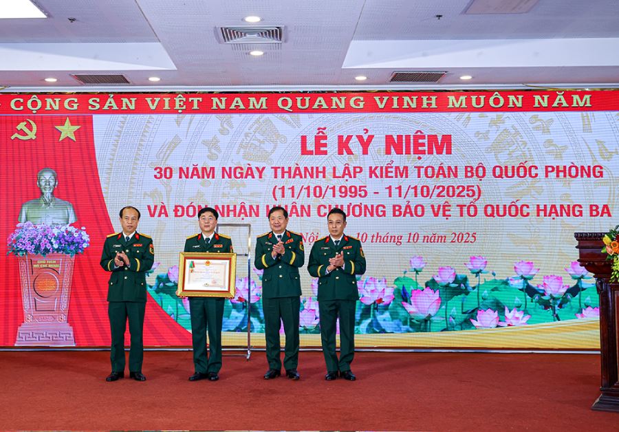 Kiem toan Bo Quoc phong la mot trong 2 don vi quan doi nhan Huan chuong tuan qua. Trong anh, Thuong tuong Le Huy Vinh trao Huan chuong Bao ve To quoc hang Ba tang Kiem toan Bo Quoc phong. Anh: Bo Quoc phong