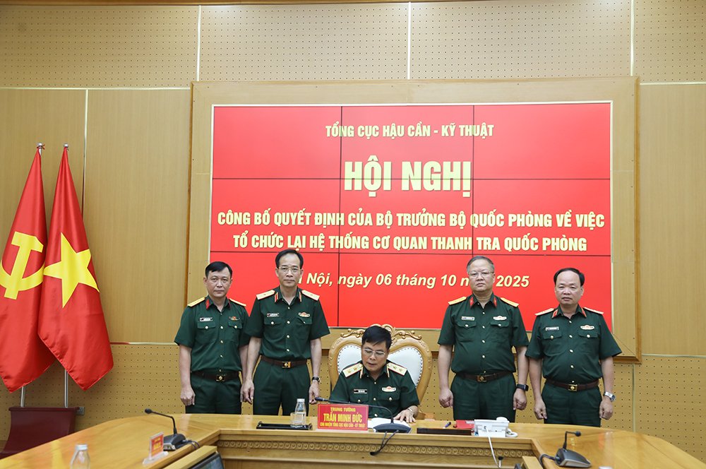 Trung tuong Tran Minh Duc ky bien ban ban giao. Anh: Bo Quoc phong
