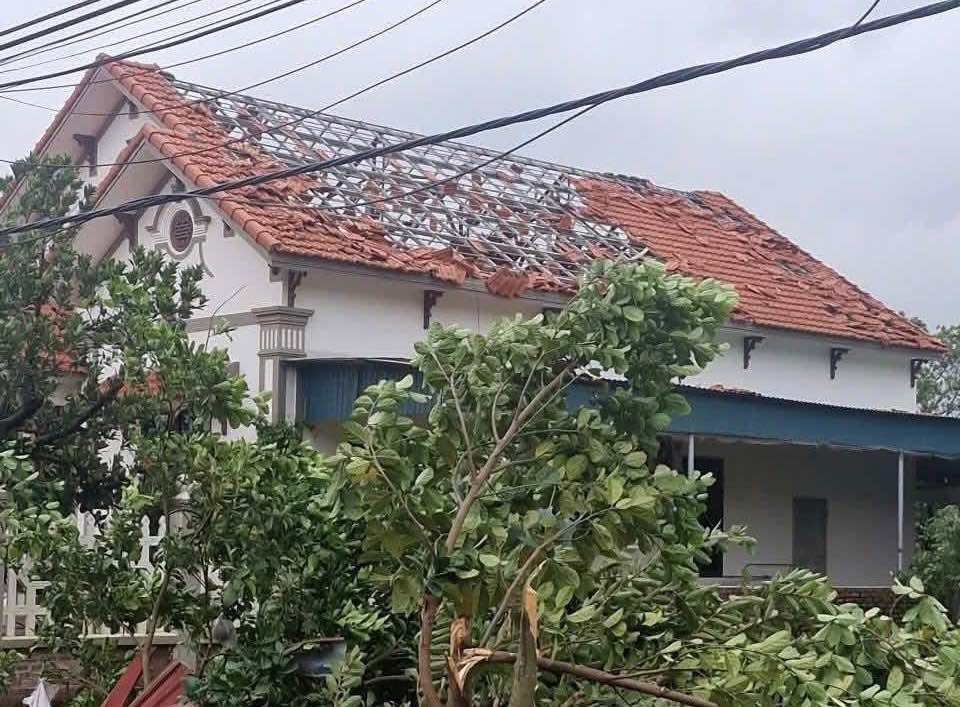 The tiled roof of a house in Tuong residential group was blown off after a tornado in the early morning of October 7. Photo: People