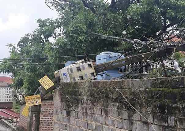 Cot dien bi gay do sau tran loc xoay quet qua to dan pho Tuong, phuong Chu Van An, TP Hai Phong. Anh: Nguoi dan