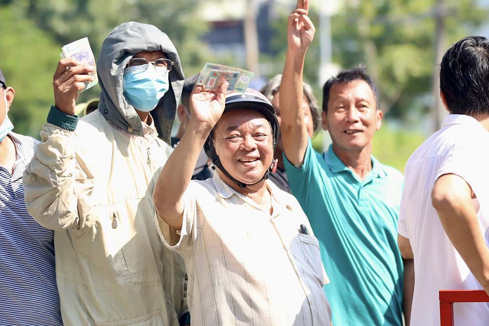 Fans excitedly lined up to buy tickets to watch the Vietnam team. Photo: VFF