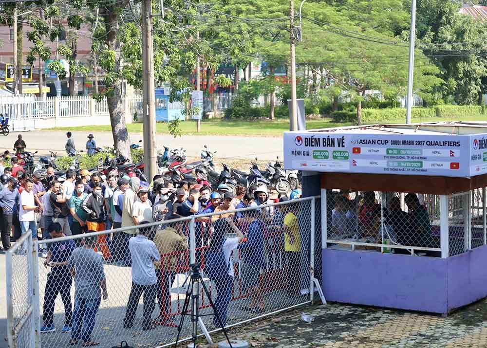 Co dong vien xep hang tu sang som de cho mua ve xem doi tuyen Viet Nam. Anh: VFF