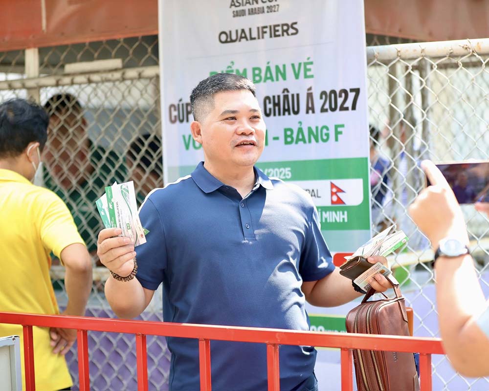 Cac co dong vien hao hung sau khi mua duoc ve. Anh: VFF