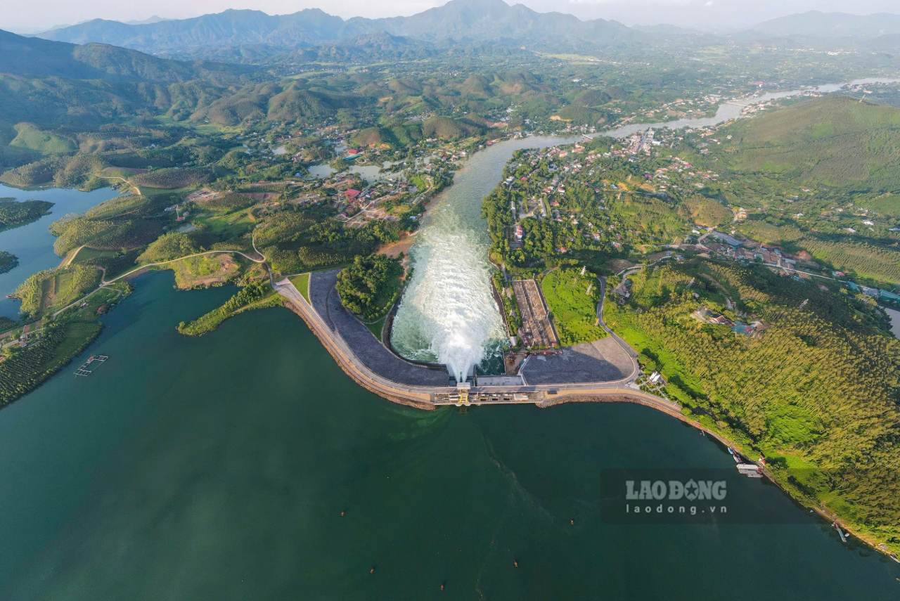 Image of Thac Ba hydropower plant releasing floodwaters in early October. Photo: Van Duc