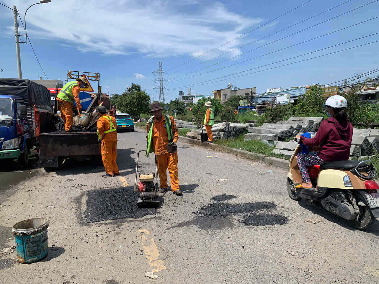 Don vi sua chua duong bo dang “va” lai nhung o ga, o voi tren duong. Anh: Thai Bao