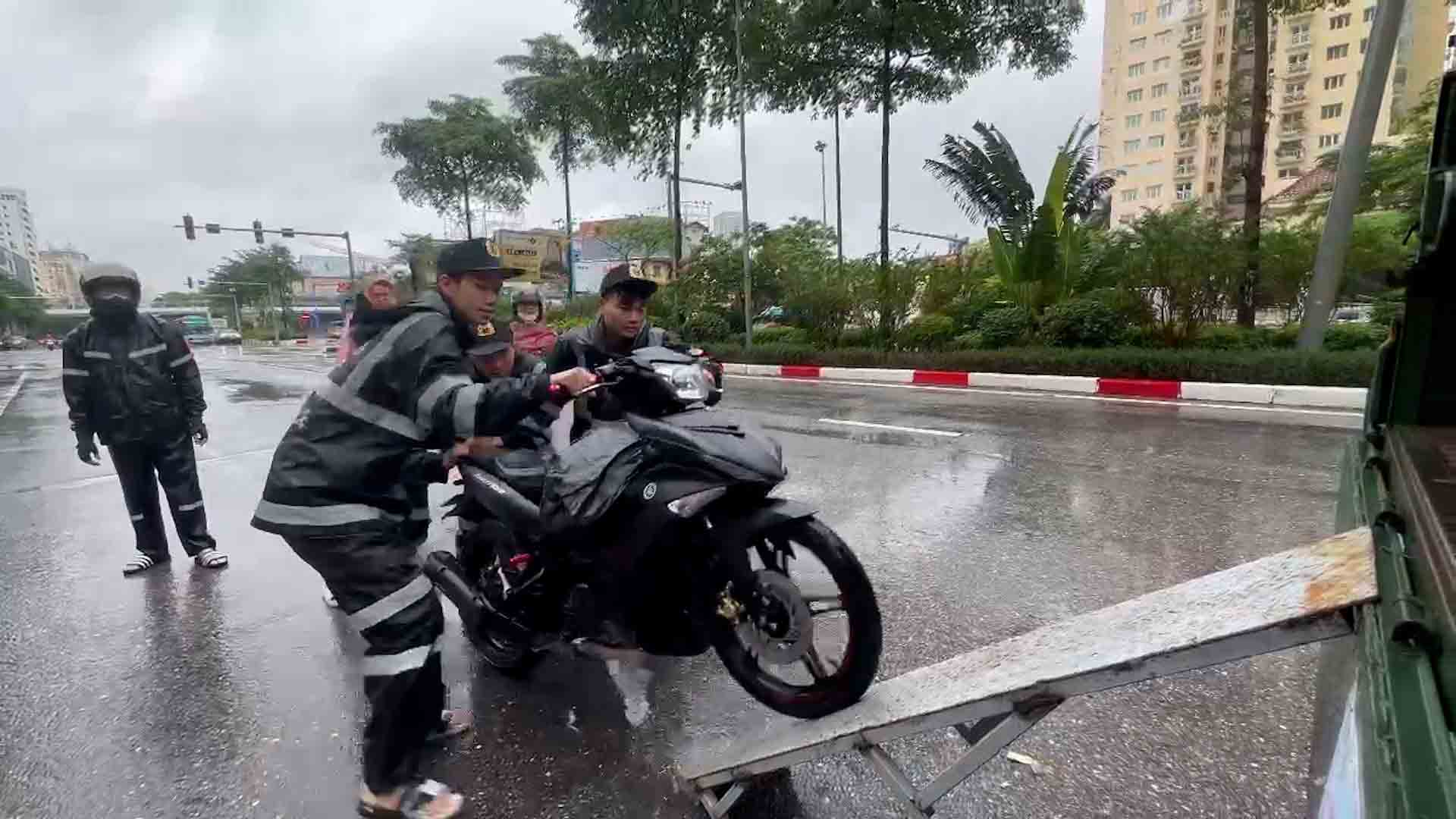 하노이 침수 심각하지만 기동 경찰서는 침수 지역을 통과하는 사람들을 돕기 위해 노력합니다