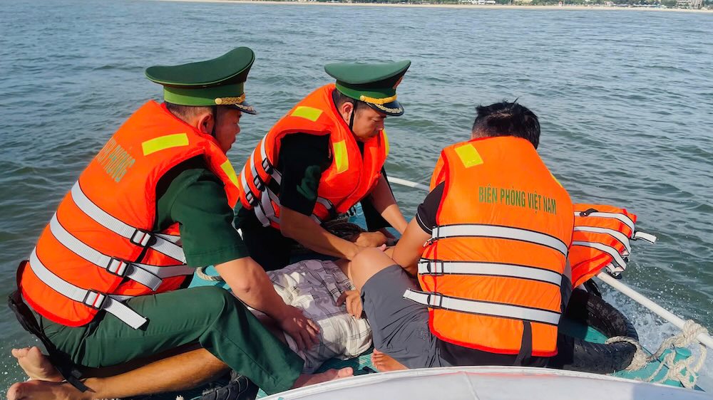 A fisherman suffered a stroke while fishing near the estuary of Quang Tri. Photo: Hoai Nam