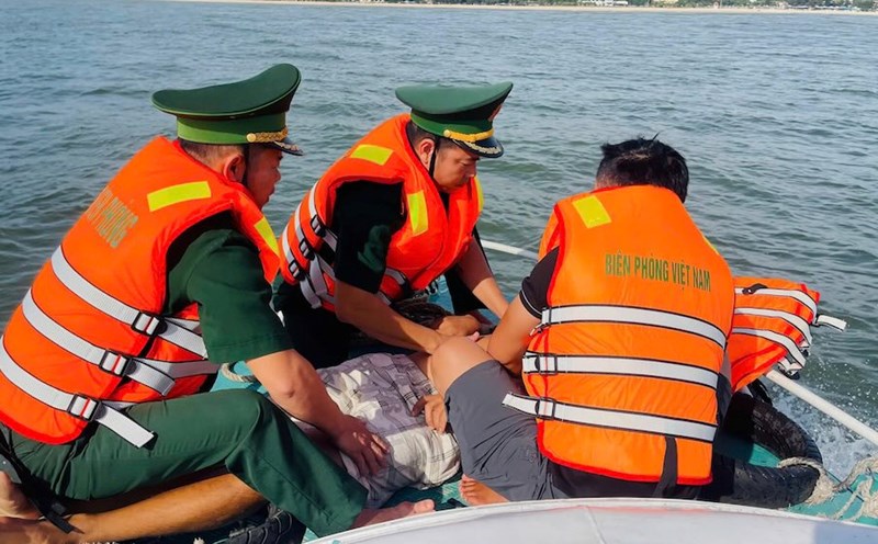 A fisherman suffered a stroke while fishing near the estuary of Quang Tri. Photo: Hoai Nam