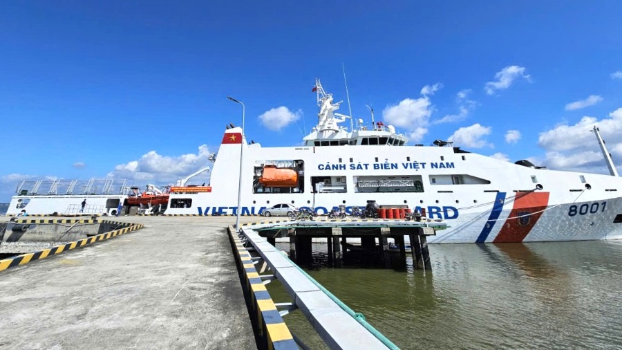 Coast Guard Ship 8001 sent a working group to survey and grasp the situation of the island waters from Ho Chi Minh City to Vinh Long. Photo: Thanh An
