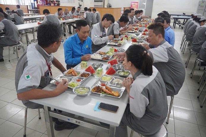 Ông Lê An Hải, Chủ tịch Công đoàn Công Thương Việt Nam cùng dự Bữa cơm Công đoàn với người lao động Công ty TNHH Astemo Hà Nội. Ảnh: CĐCT