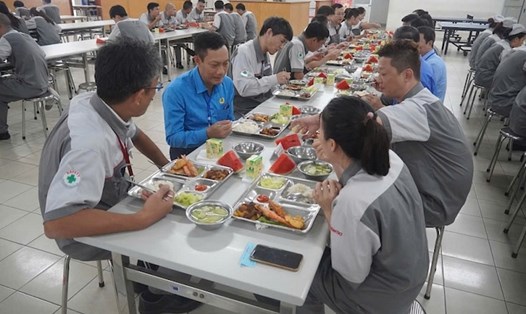Ông Lê An Hải, Chủ tịch Công đoàn Công Thương Việt Nam cùng dự Bữa cơm Công đoàn với người lao động Công ty TNHH Astemo Hà Nội. Ảnh: CĐCT