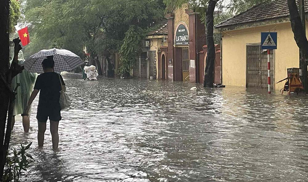 Thoi tiet Ha Noi mua lon keo dai tu sang den toi 7.10, nhieu diem ngap ung nghiem trong, giao thong dinh tre. Anh: Bich Ngoc