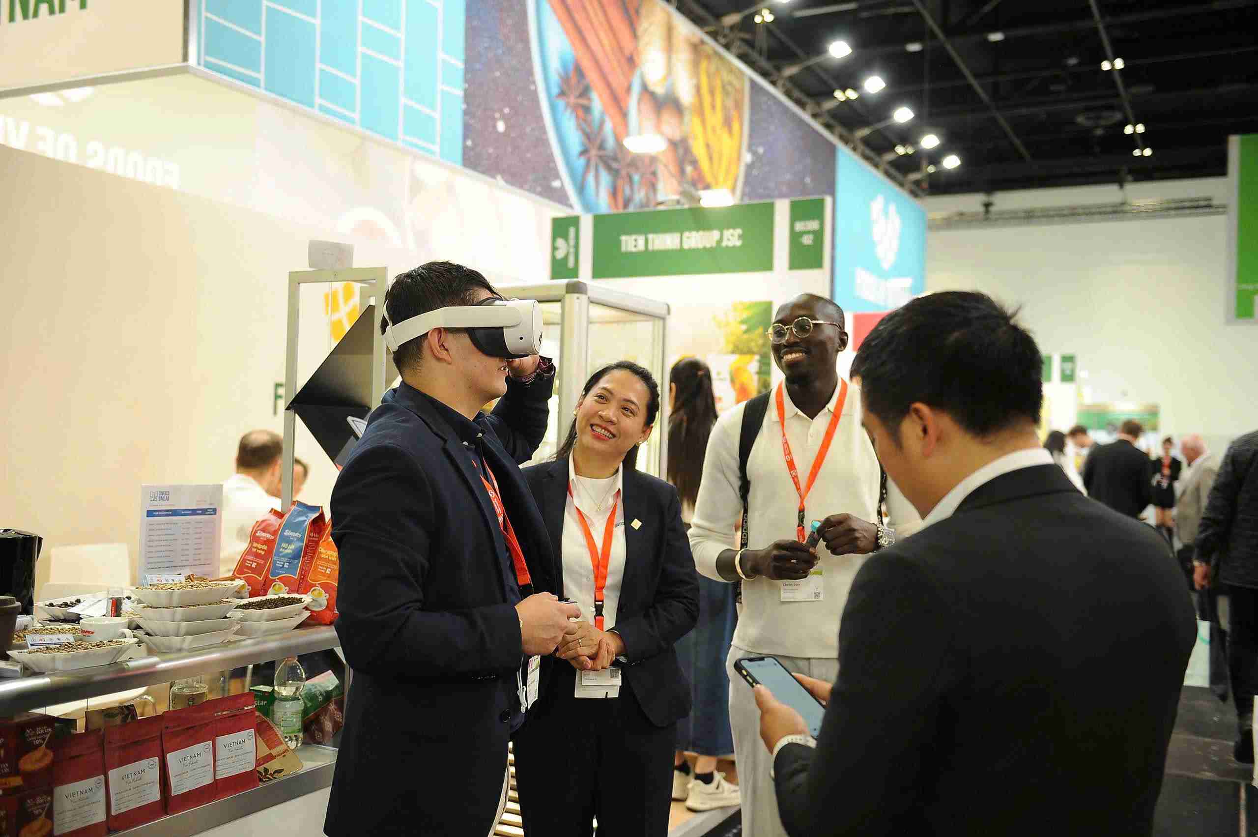 국제 고객은 VR 360 경험을 통해 농장에서 공장까지 농산물 경작에서 가공까지 전체 공급망을 모니터링합니다. 사진: Simexo 닥락