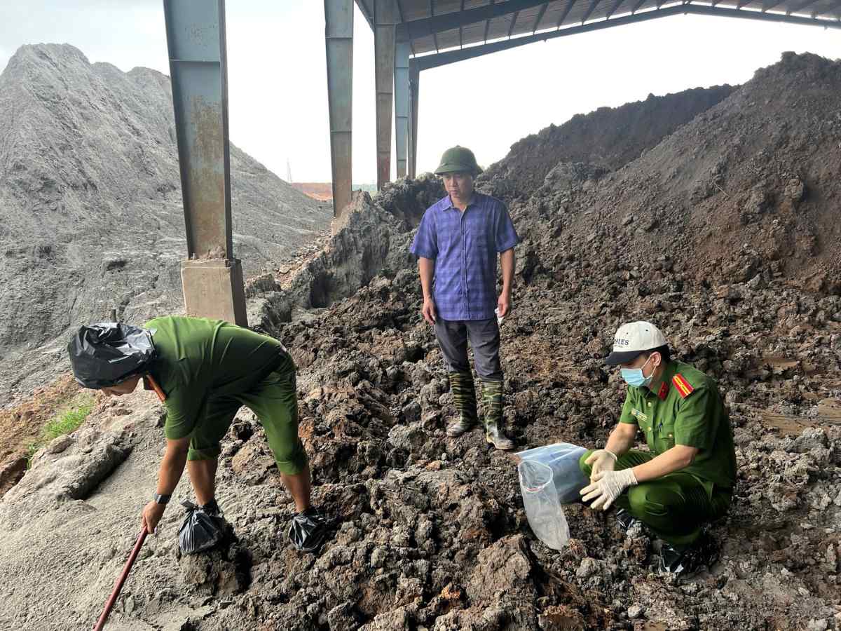 Hiện trường phát hiện chôn lấp chất thải trái phép ở xã Cẩm Giàng, Hải Phòng. Ảnh: Cổng thông tin Bộ Công an