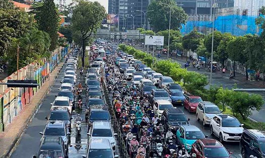 Ùn tắc giao thông trên đường Nguyễn Hữu Cảnh (TPHCM).  Ảnh: Anh Tú