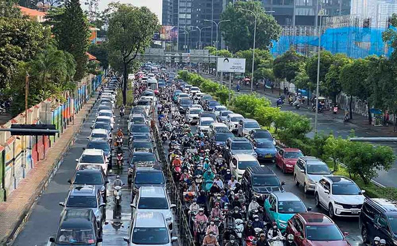 Traffic congestion on Nguyen Huu Canh Street (HCMC). Photo: Anh Tu