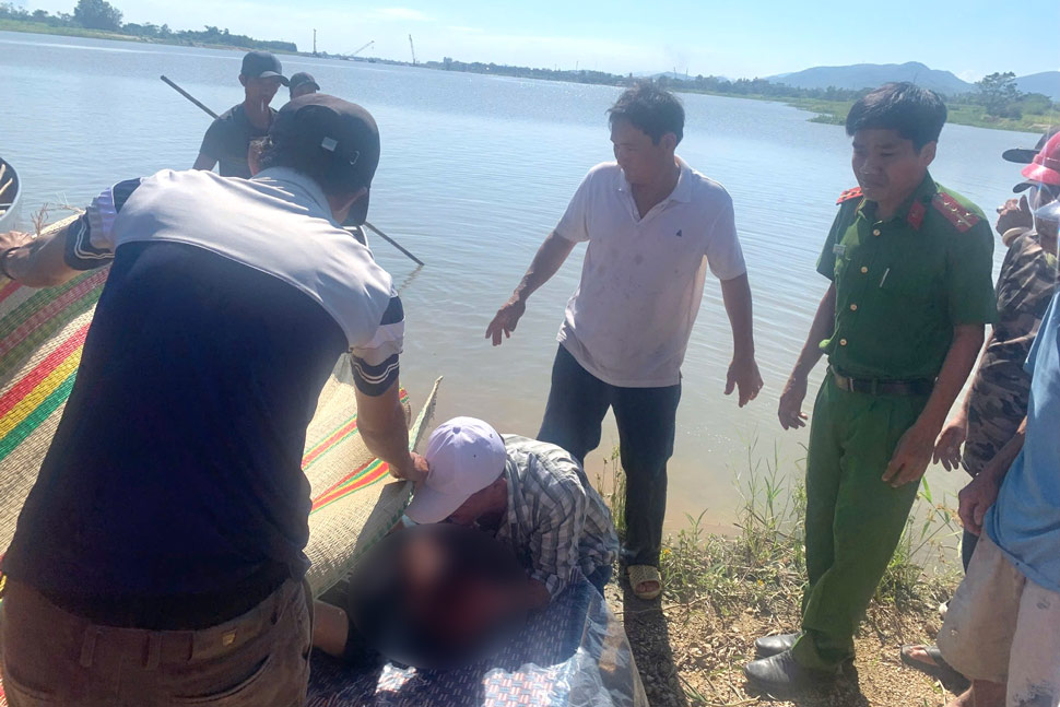 Lực lượng chức năng và người dân Gia Lai đưa thi thể chị Ng. lên bờ. Ảnh: Hoài Phương