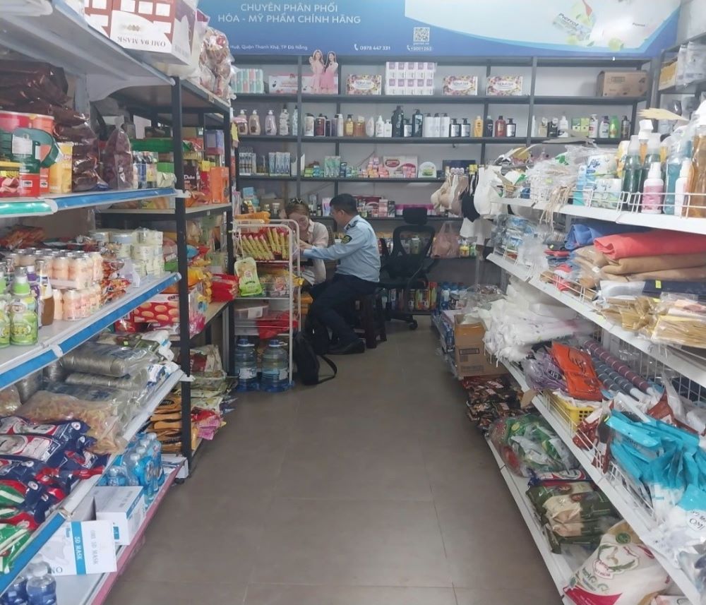 Quan ly thi truong Da Nang lien tuc phat hien, xu phat cac don vi kinh doanh hang nhap lau, khong hoa don chung tu. Anh: QLTT