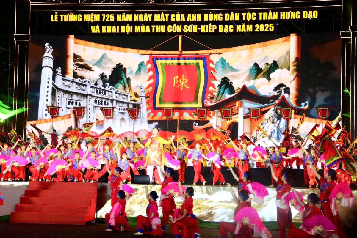 Hai Phong reviewed the opening program of the Con Son Kiep Bac Autumn Festival. Photo: Vu Duyen